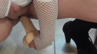 Voluptuous Latina Neighbor Pleasures Herself to a Wet Climax