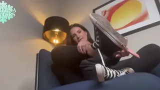 Tattooed MILF Presents Her Soles for Foot Worship
