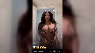 Ebony Curvy Cam Model Rides a Webcam Anal Show