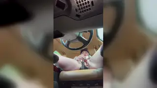 Muscular MILF Coaches Herself to a Squirting Climax in the Car