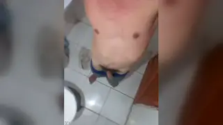 Amateur Guy Handles His Meat in Solo Clip