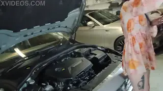 Tattooed Amateur Tries First Time With Handyman