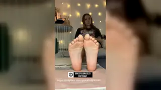 Teen Shows Off Her Feet During a Relaxed Gaming Session