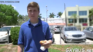 Man Delivers Oral Pleasure in Amateur Clip