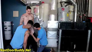 Muscular Jocks Share Facial in Threesome