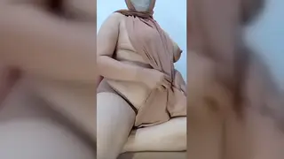 Asian BBW Fingers Herself to Solo Orgasm