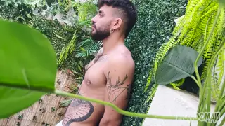 Solo Performer Shows Off Impressive Assets In Behind-The-Scenes Clip