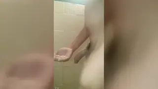 European Amateur Enjoys Solo Session in a Homemade Clip