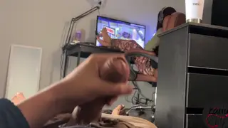 Latina Stuns with a Public Handjob Under Open Sky