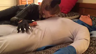 BBW Cosplayer In Catwoman Suit Delivers Deep Throat