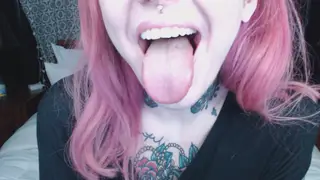 Inked Alt Girl Opens Wide for a Throat-Deep Finish