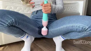 Asian MILF Loses Control During Squirting Challenge