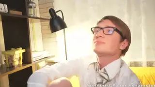 Curvy Teen Blows Boyfriend in Amateur Clip