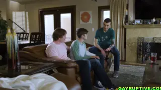 Muscular Hunk and Slim Twink Share Bareback Threesome With Deep Throat Action