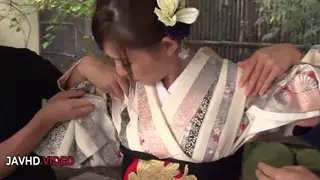Japanese Beauty Delivers an Outdoor Blowjob