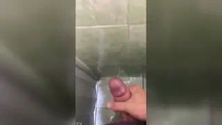 Amateur Guy Strokes to a Cumshot in Close-Up