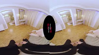 Brunette Girlfriend Takes Creampie in VR Encounter