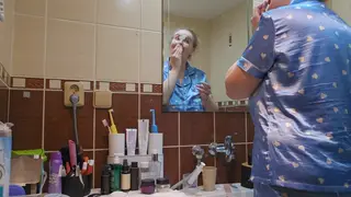 Curvy European Wife Enjoys Quiet Bathroom Solo Time
