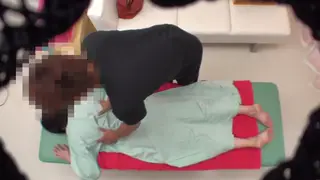 Japanese MILF Masseuse Pegs Her Client
