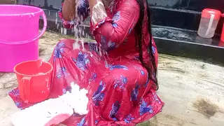 Indian Stepmom Shows Off Curves in Outdoor Shower
