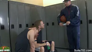 Muscular Brunette Takes a Blowjob Before a Hard Gym Fuck