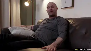 Muscular Guy Takes It Bareback in POV