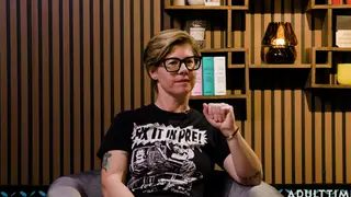 Brunette Performer Discusses Casting Experiences on Adult Podcast