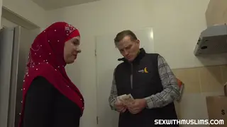 Arab MILF Enjoys Oral and Handjob From Messenger