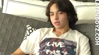Latino Twink Shows Off in Solo Moment
