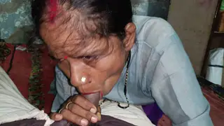 Indian Teen Gives Deepthroat and Handjob Outdoors