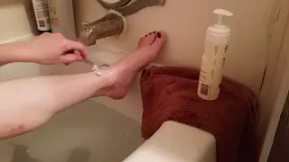 Amateur Babe Shaves Smooth Legs in a Sensual Bathtub Clip