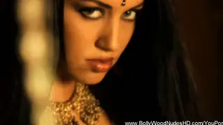 Indian MILF Teases Her Boyfriend With a Sensual Dance