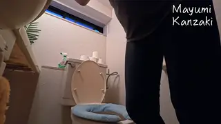 Japanese MILF Wife Pisses on Toilet in Solo Webcam Clip