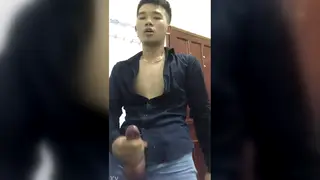 Asian Twink Offers a Sweet Blowjob in a Quick Clip