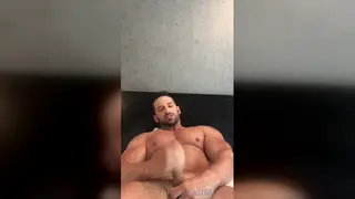 Ripped Hunk Flexes and Jerks Off on Live Webcam