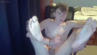Muscular Teen Shows Off Feet and Finishes on Cam