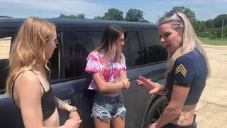 Curvy Woman Shows Off Her Voluptuous Ass in Wedgies