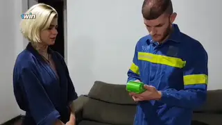 Curvy Woman Pays Handyman With Deepthroat Blowjob