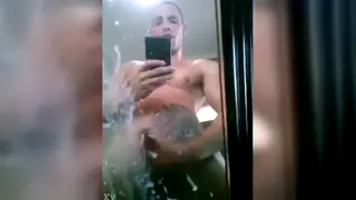 Amateur Guy Finishes on Camera in Short Clip