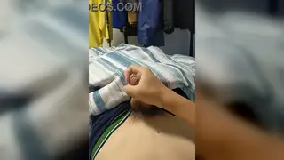 Amateur Woman Fingers Herself to Climax on Camera