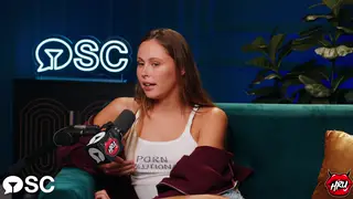 Experienced Woman Commands the Camera in Long Solo Session