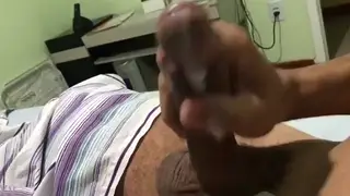 Amateur Hunk Strokes Himself in a Quick Clip