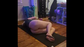 Curvy MILF Stretches Her Big Ass in Yoga Gear