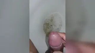 Amateur Guy Pisses in Close-Up Home Clip