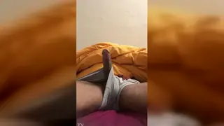 Amateur Guy Works His Shaft in Close Up