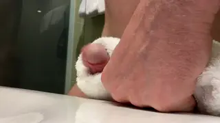 Woman Reaches Shaking Climax in Solo Session