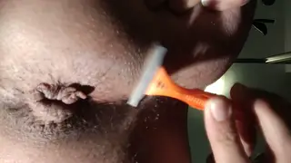 Amateur Guy Shaves His Ass Smooth for the Camera