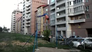 Amateur Clip Captures Intense Home Encounter