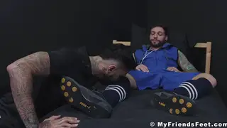 Muscular Dom Commands a Bearded Sub to Worship His Feet