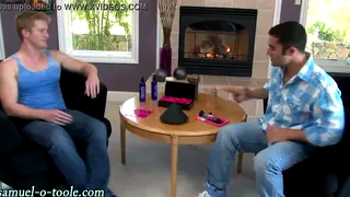 Muscular Hunk Receives Sloppy Blowjob And Handjob